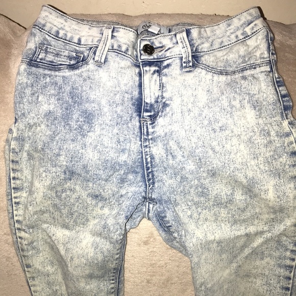 Cello jeans designed in Los Angeles size 11 distressed skinny 💕 - Picture 2 of 6